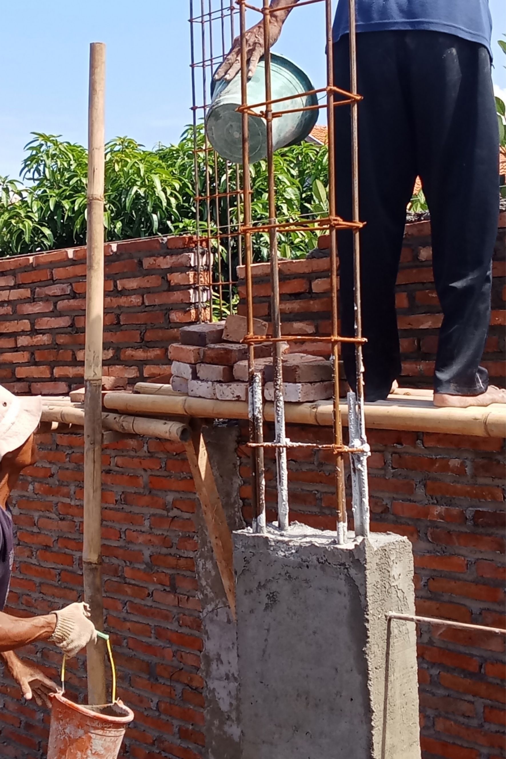 Briqueteur ajustant des pavés de béton lors de travaux de maçonnerie  à Breakeyville