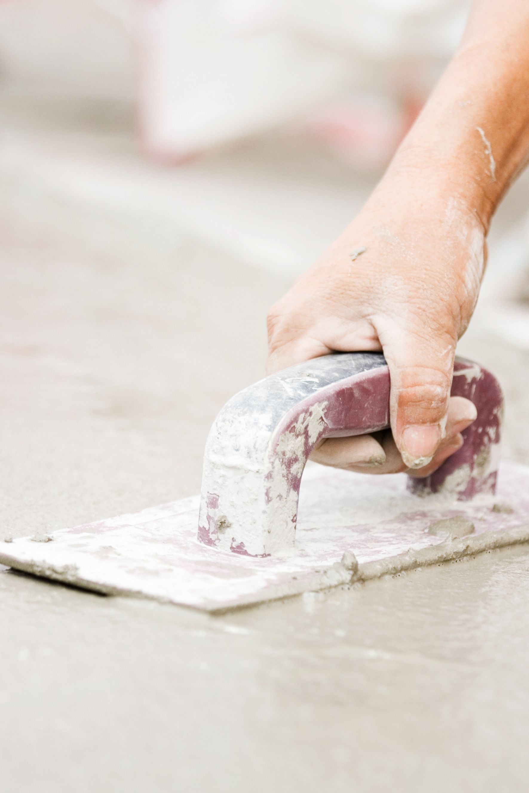 Briqueteur posant des briques lors de travaux de maçonnerie résidentielle  à Candiac