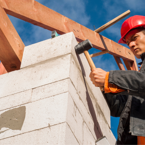 Maçon réalisant des travaux de maçonnerie en blocs de béton  dans Les Etchemins